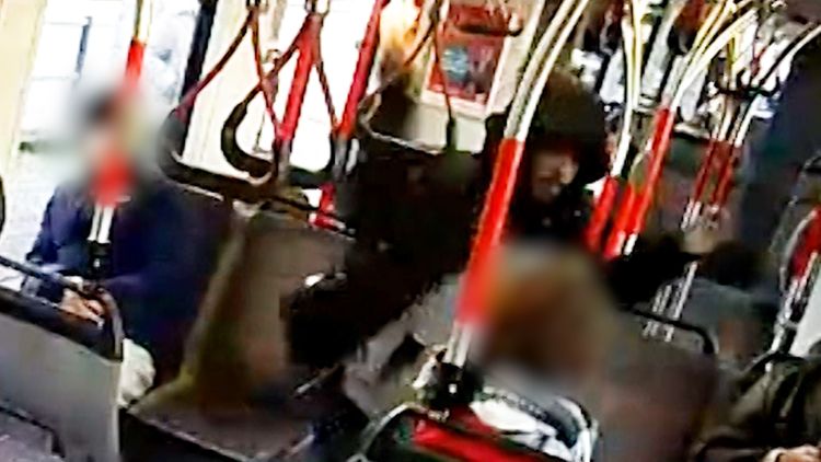 Den Haag - Gezocht - Vrouw in tram geslagen met mes