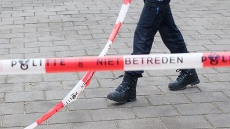 Den Hoorn - Deur van woning ontzet na explosie; politie zoekt getuigen